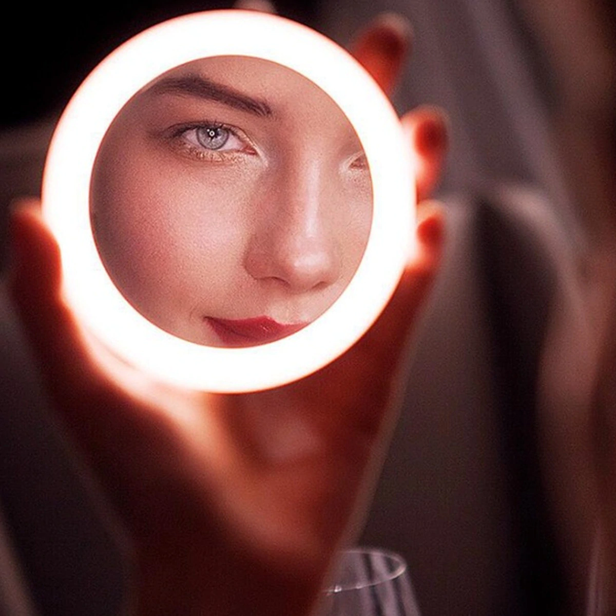 WIRELESS CHARGING LED MAKEUP MIRROR 3