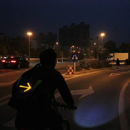 THE LED VEST WHITH DIRECTION INDICATORS 4